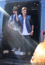 组图：比伯当街献唱谢歌迷 小天王自恋摸发