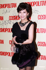 组图：陈法蓉笑称仍是单身 曹敏莉沙漠度蜜月不设防