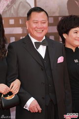 组图：万梓良携太太及亲友亮相金像奖红毯