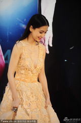 组图：Angelababy长裙华丽如公主 深V勇秀平胸