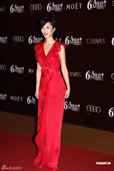 组图：桂纶镁红色礼服亮相 搭配裸色高跟鞋