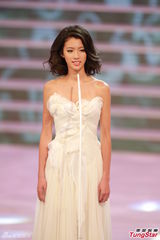 组图：港姐总决赛低胸白裙开场 舞台梦幻唯美