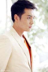 组图：霍政谚橙色系写真温暖贺岁