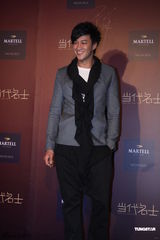 组图：熊黛林超短裙秀美腿与徐子珊拼性感