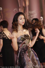 组图：汤唯牡丹裙艳丽争春 入围影后淡定抚秀发