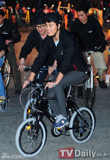 组图：韩星郑雨盛(郑宇成)出席夜间单车环行赛