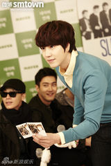 组图：SJ在线对话粉丝预热个唱 帅酷搞怪爆料