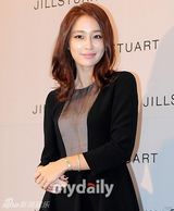 组图：李珉廷柳真人妻争艳 李秉宪娇妻大秀钻戒