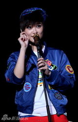 组图：李宇春深圳开唱High翻全场