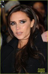 组图：40岁贝嫂性感登杂志 秀招牌美腿魅力难挡