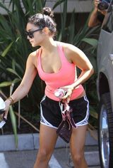 组图：凡妮莎-哈金斯购物 粉红背心秀事业线