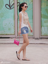 组图：秦子越清新复古美搭引领时尚潮流