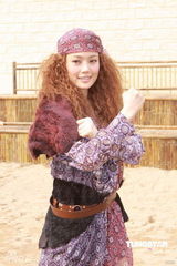 幻灯图：容祖儿新片造型搞怪 与阿Sa(蔡卓妍)亲热如姐妹花