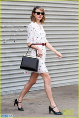 组图：斯威夫特蝴蝶结腰带配波点裙甜美可爱