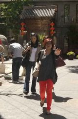 组图：张庭神秘现身 甜心辣妈身材恢复神速