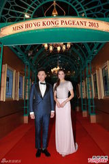 组图：港姐决赛钟嘉欣素雅长裙携手林峰亮相