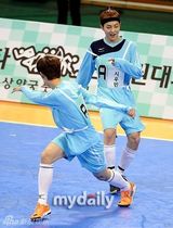 组图：EXO鹿晗等驰骋球场 Beast组进球获胜