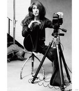 组图：茱莉黑白大片质感十足 转型知性不忘耍宝