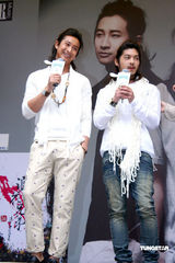 幻灯图：浪花兄弟签唱辣妹应援 黄义达柯有伦助阵