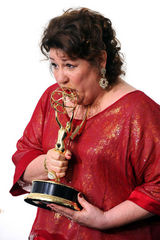 组图：艾美奖后台 玛格-马丁戴尔获奖喜出望外