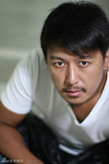 组图：吕行帅酷写真亮相 留起胡须尽显沧桑