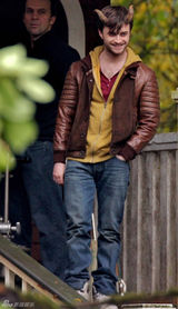 组图：丹尼尔头带犄角现身《复仇之角》片场