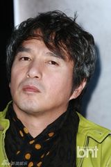 组图：曹在显携手导演全奎焕出席《重量》试映