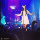 组图：打雷姐蕾丝白裙献唱 头戴玫瑰变花仙子