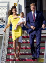 组图：凯特抱子随访澳洲 黄衣明艳狂风吹乱秀发