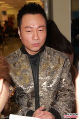 组图：田蕊妮开嗓献声慈善紧张 美艳似郑秀文