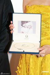 组图：李嘉欣俏礼服亮相活动 挺大肚首度承认怀男孩