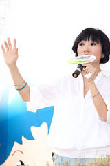 高清图：陶晶莹夫妇携手宣传旅游 骑自行车入场