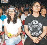 组图：章子怡手插汪峰裤袋 北京机场缠绵秀恩爱