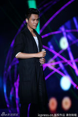 组图：中秋蔡依林献唱露胸光 谢霆锋拒谈王菲