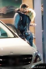 组图：夏奇拉生日皮克赠跑车 天后搂爱侣大送热吻