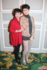 组图：白雪仙梅雪诗纪念任剑辉 贵气珠宝环身