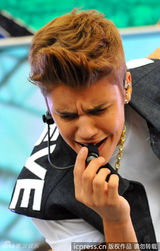 组图：贾斯汀比伯东京献唱 自摸裤裆表情超拽