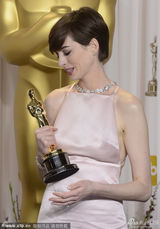 组图：奥斯卡后台海瑟薇圆梦落泪 李安拜年