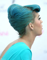 组图：凯蒂佩里蓝发爆乳似芭比 斗鸡眼表情鬼马