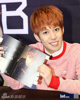 组图：韩团Block B回归歌坛 举办粉丝签名会