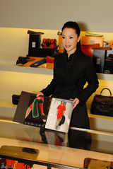 高清图：吕薇米兰街头演绎时尚 变身名模气质出众