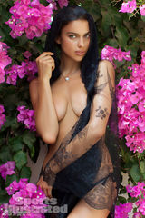 组图：C罗女友莎伊克全裸蕾丝装秀丰乳翘臀