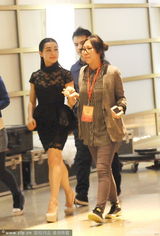 组图：准新娘刘璇踩高跟鞋获搀扶 乘电梯险走光