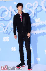 组图：李珉廷红衣出席活动 李基宇华丽九头身