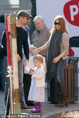 组图：艾米-亚当斯当街湿吻老公 爱女金发甜美