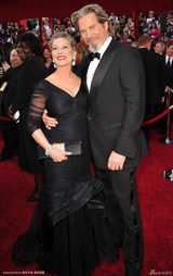 高清组图：奥斯卡红毯 杰夫-布里奇斯搂爱妻亮相