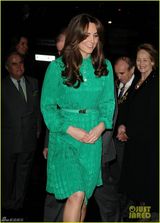 组图：凯特王妃百褶绿裙明艳 新发型显女人味