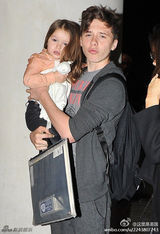 组图：小贝长子抱七公主出镜 温馨有爱羡煞网友