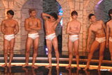 组图：亚洲先生订制水晶泳裤半裸大秀健美肌肉