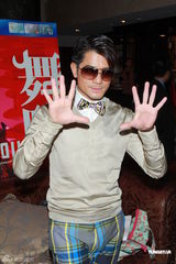 组图：郭富城个唱将凌空跳舞 带来全新超视觉享受